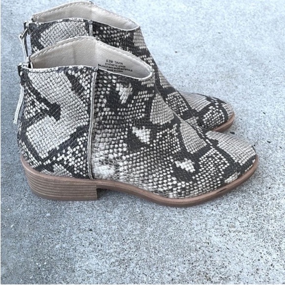 Women’s Dolce Vita Tavin Snakeskin Ankle Boot/Booties.
Size 6.5. Animal print. - Picture 4 of 12